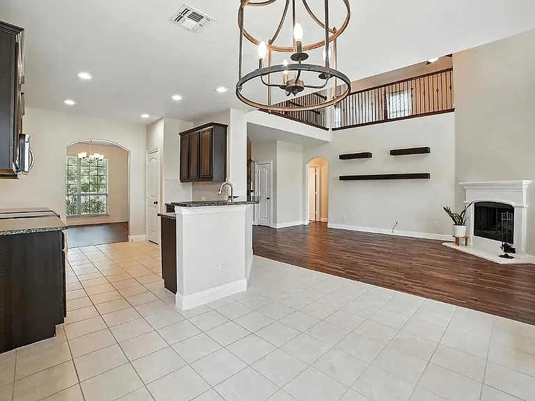 2404 Sabine Cir — Photo 9