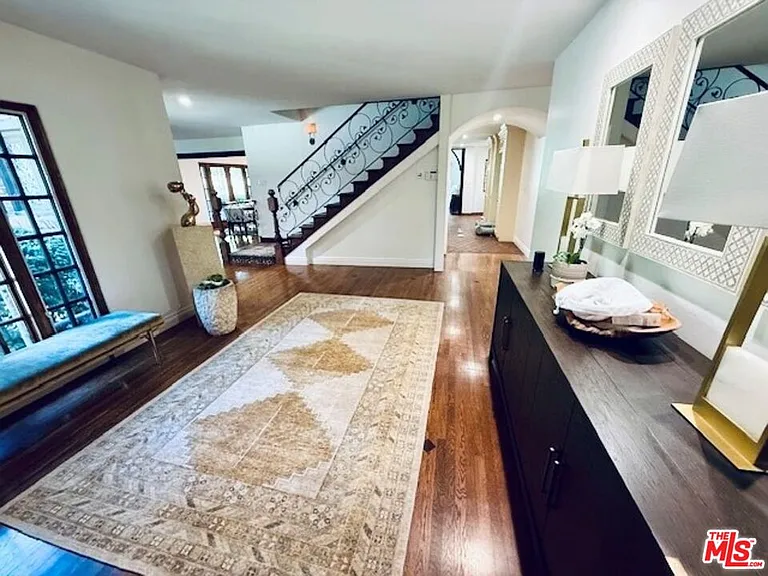 530 Hawthorn Rd — Photo 2