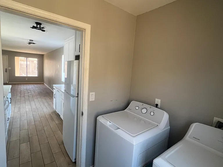 2851 E Capri Cir — Photo 17