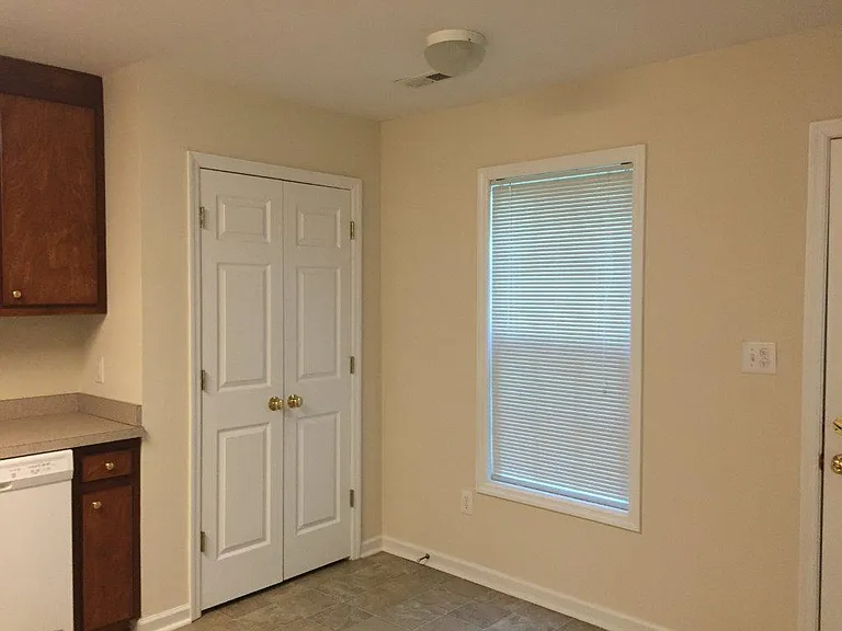 412 Marshbanks St — Photo 10