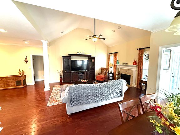 5th image of 175 Douglas Dr