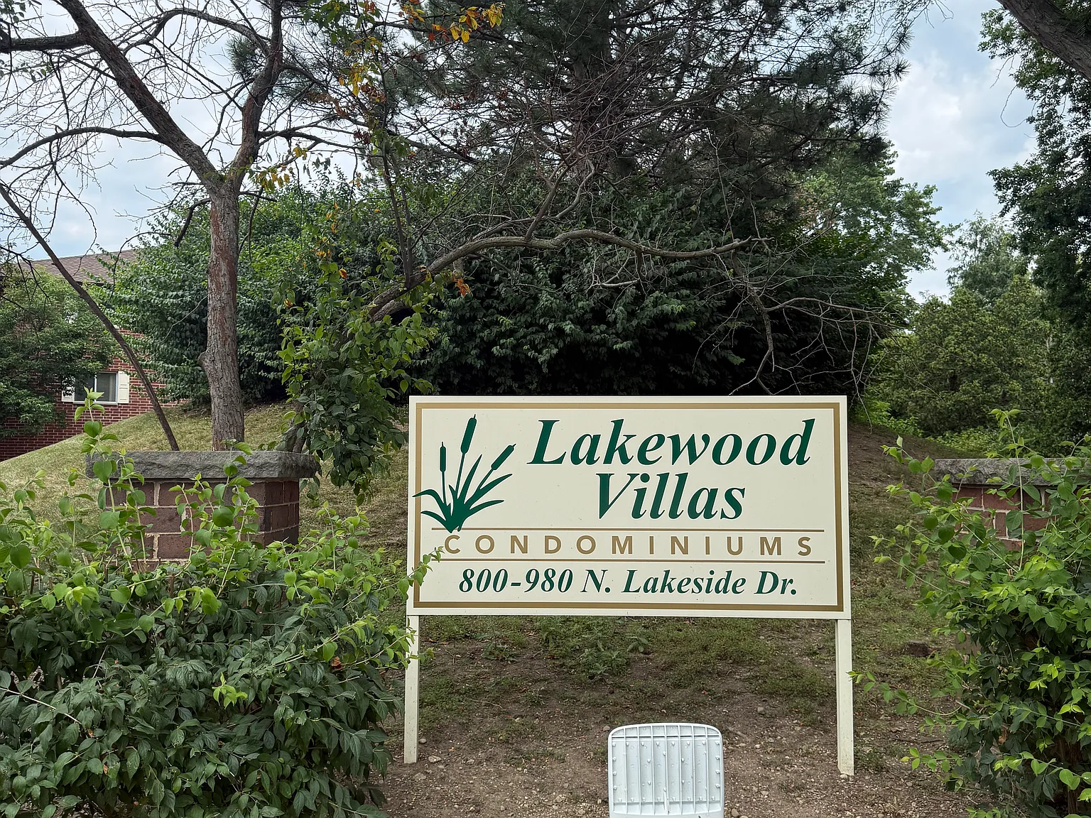 840 N Lakeside Dr — Photo 2