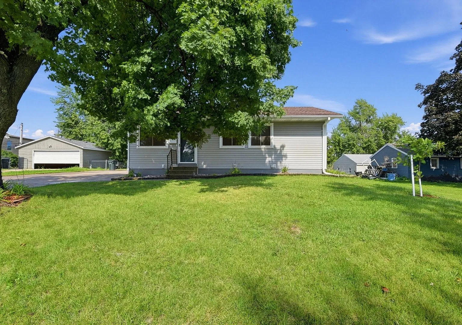 Charming 3BR House in Cedar Rapids — Photo 2