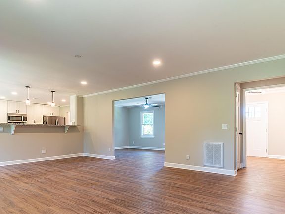 Open floor plan to kitchen.