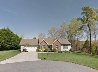 1180 Wisteria Dr, Hickory, NC 28602