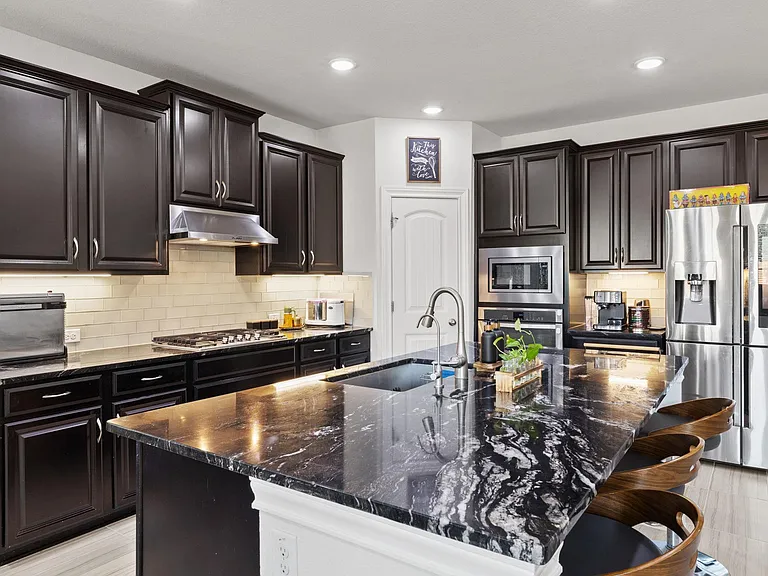 724 Pioneer Grv — Photo 10