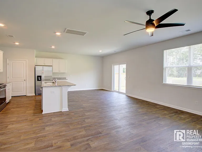 298 Watersglen Dr — Photo 4