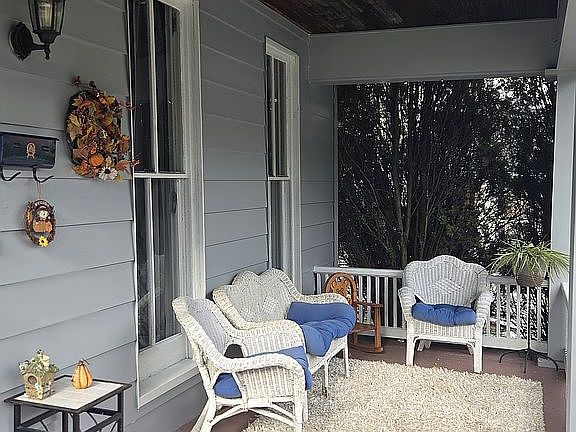 Nice front porch to hangout 