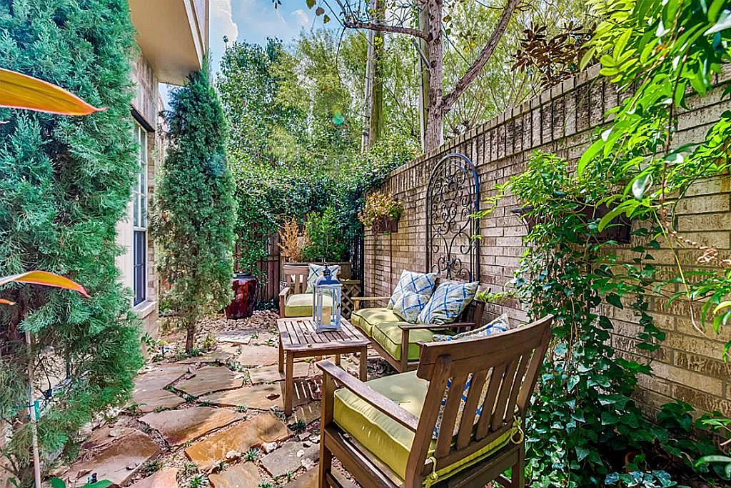 2 bed, 2.5 bath, 2580 sqft, $2,900 — Photo 3