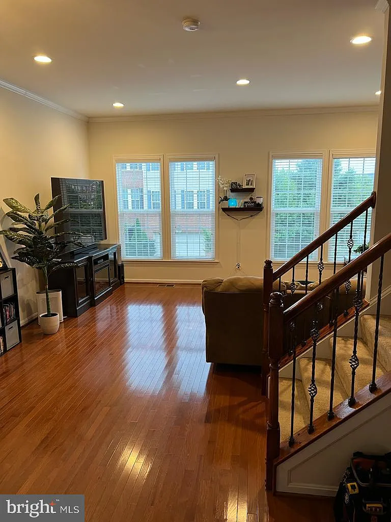 3 bed, 1.5 bath, 2356 sqft, $3,200 — Photo 1
