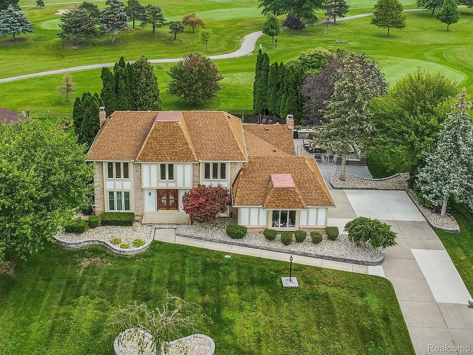 1st image of 18371 Country Club Cir