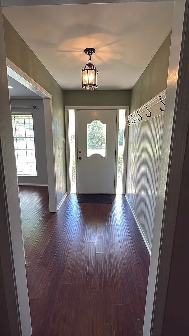 Spacious four-bedroom home located in University Terrace neighborhood with full fenced-in backyard. — Photo 4