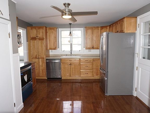 3rd image of 863 School St