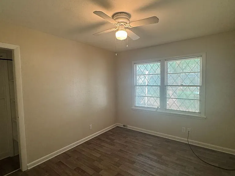 1504 Leslie St — Photo 4