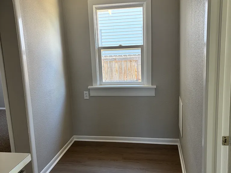 717 W 27th St — Photo 13