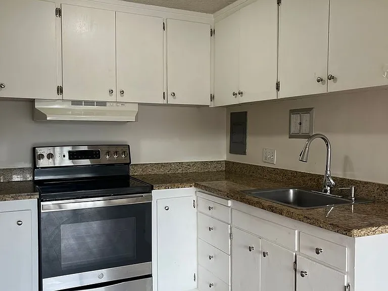 Effortless Living Near the Alaska Junction The Webster Apartments — Photo 28
