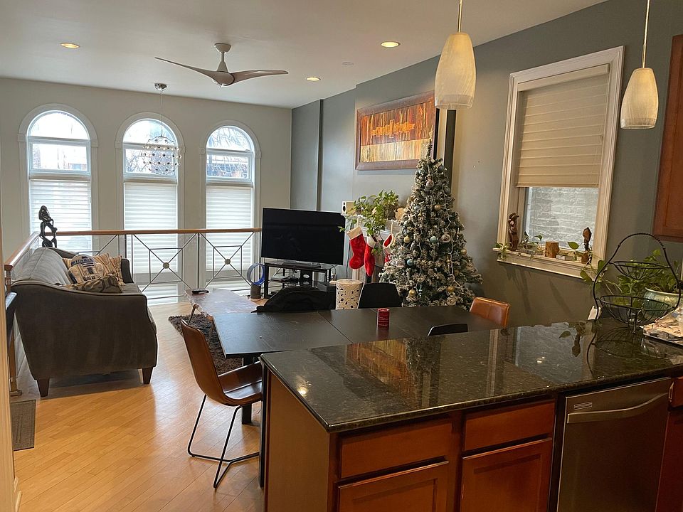 1st image of 2128 W Walton St #1W