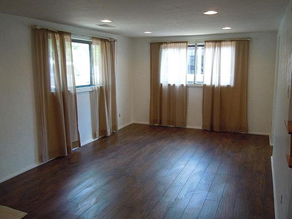 2nd image of 2833 Solano Dr NE