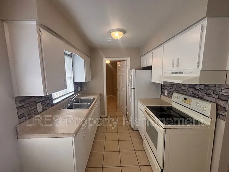 2437 Chase Ave #A — Photo 8