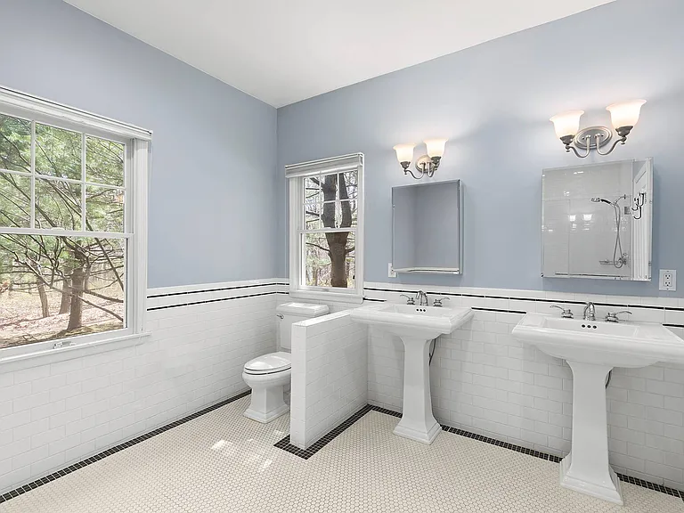 492 Sag Harbor Tpke — Photo 9