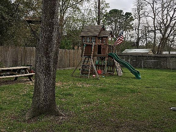 4th image of 301 Mimosa St