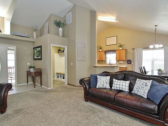5th image of 452 Bitterbrush Ave
