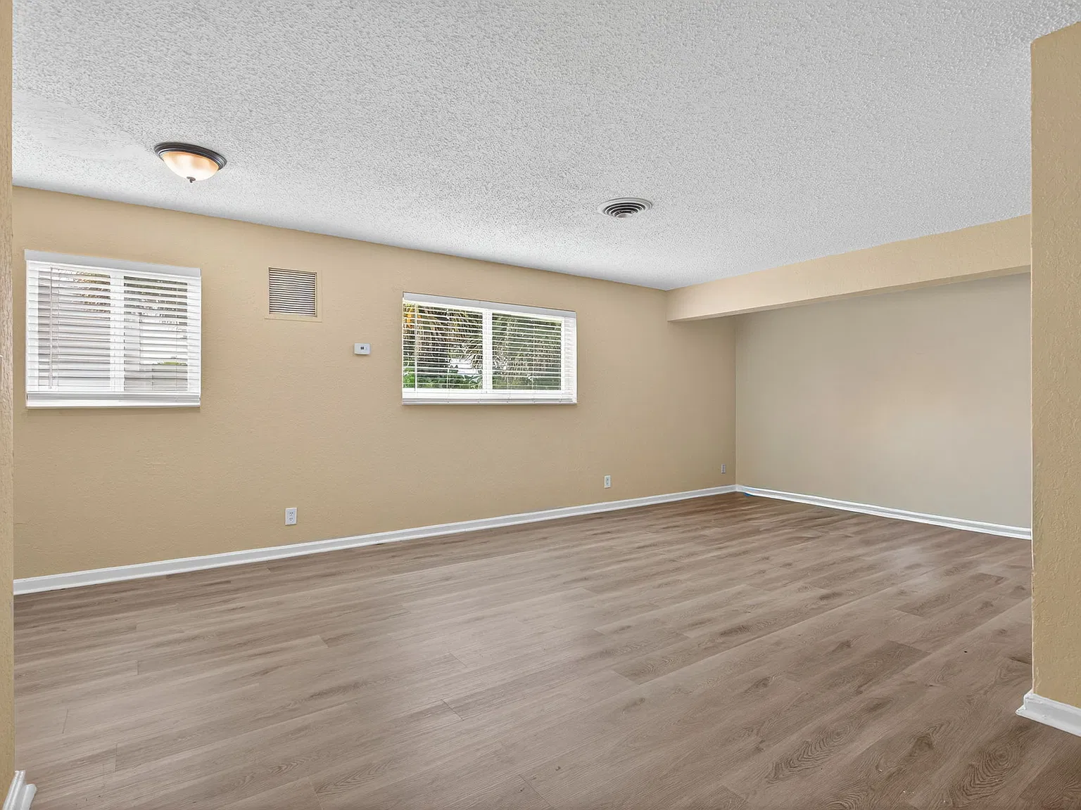3 bed, 980 sqft, $2,200 — Photo 4