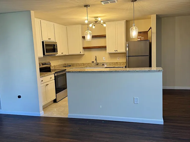 168 Valley Greene Cir #168 — Photo 5