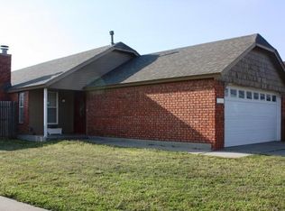 2139 Briarcliff Dr, Moore, OK 73170