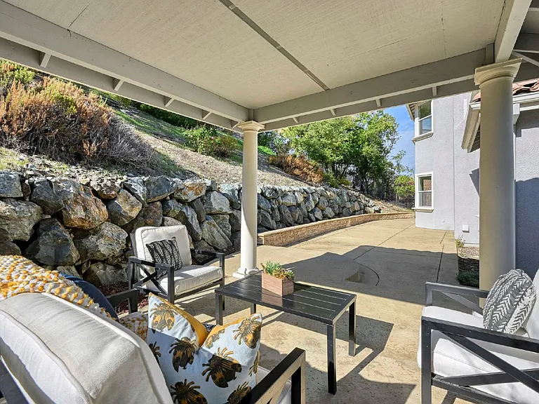 4056 Redondo Dr — Photo 7