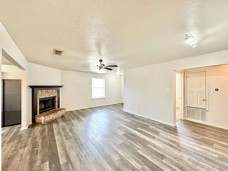 3900 Bolivar Dr — Photo 5