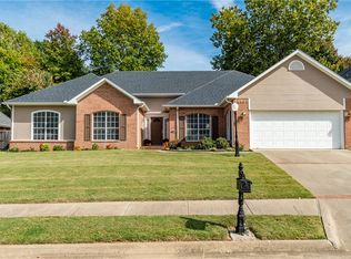 2744 N Shadybrook Cv, Fayetteville, AR 72703
