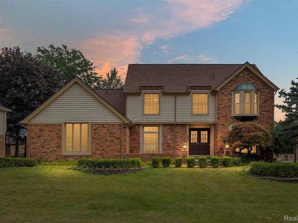 450 Timberline Dr, Rochester Hills, MI 48309