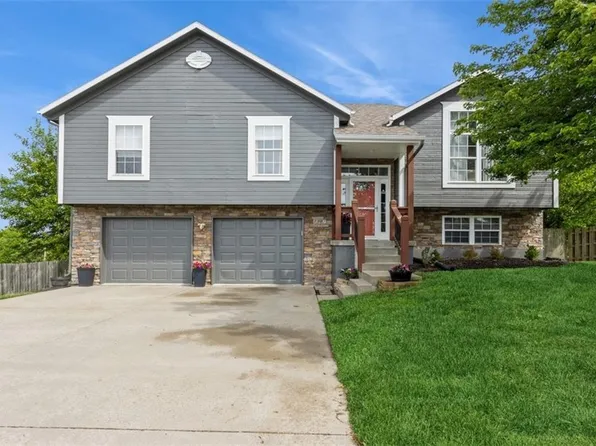 1307 Ridge Tree Ln, Pleasant Hill, MO 64080