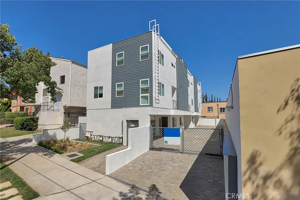 3 bed, 1839 sqft, $4,395 — Photo 1