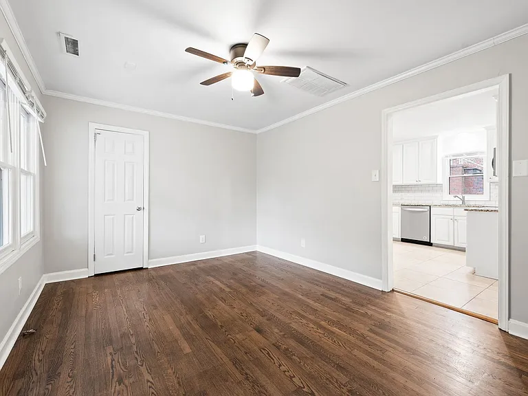 609 W Markham Ave — Photo 4