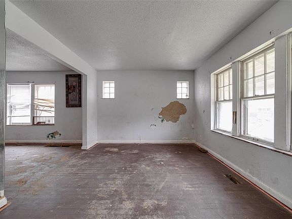 3rd image of 5841 McArthur Ave
