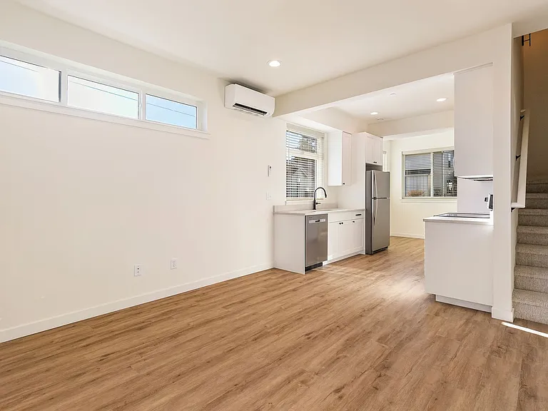 354 E Bakerview Rd — Photo 8