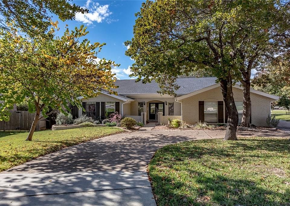 1st image of 107 Pebble Beach Dr