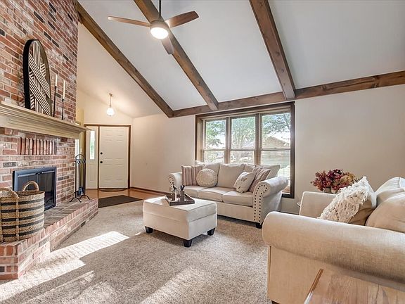 3rd image of 144 Queensway Dr