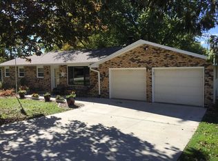 16248 Country Club Dr, Peosta, IA 52068