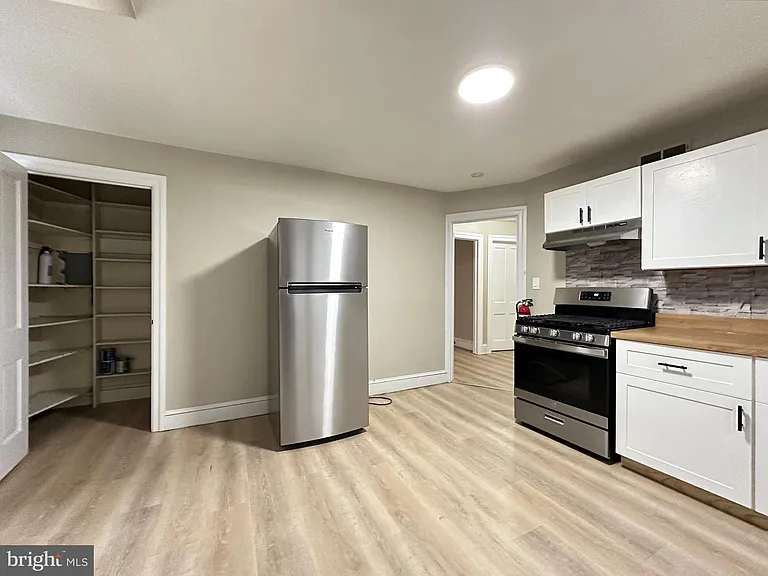 1109 W James St #2 — Photo 3