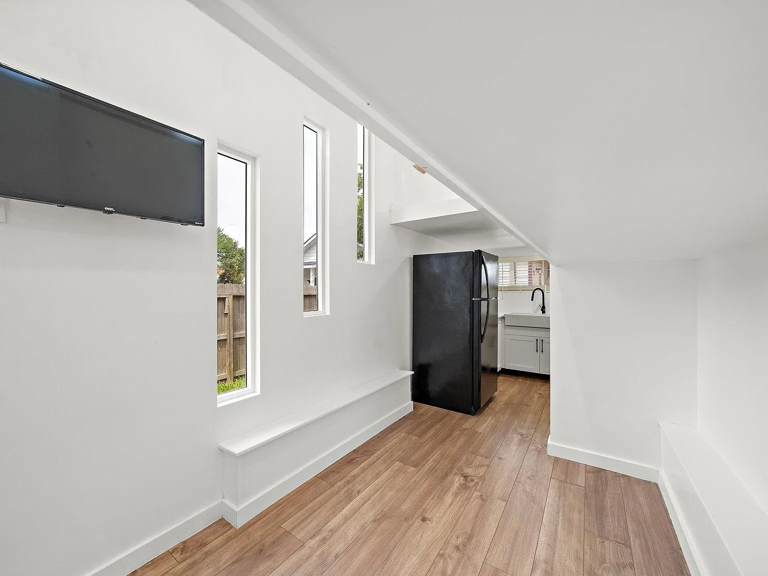 2 bed, 1.0 bath, $1,350 — Photo 2