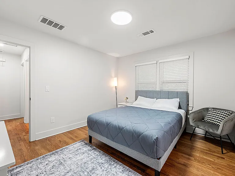 1540 Berkeley Ln NE — Photo 14