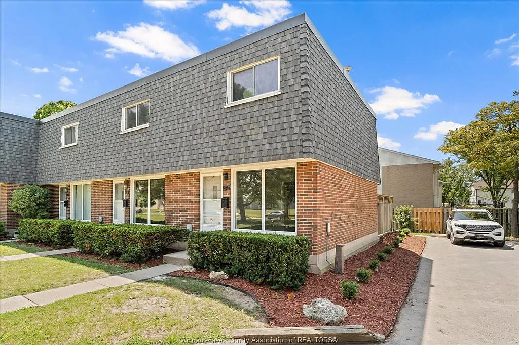 2 bed, 1.0 bath, 900 sqft, $2,200 — Photo 2