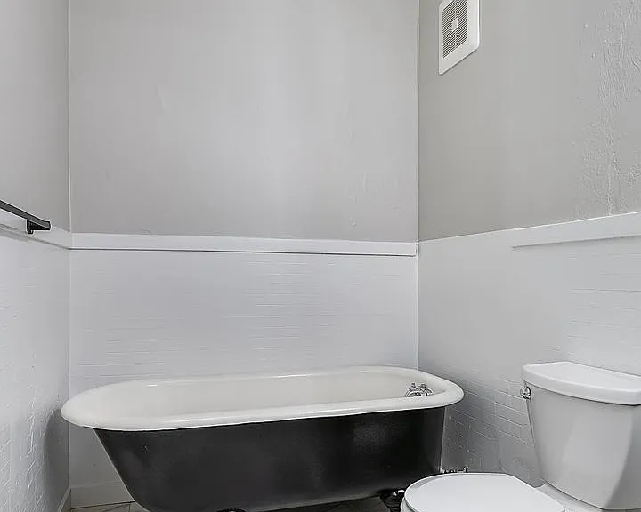 Elegant Renovation! HUGE 1 Bed 1 Bath Available Now! — Photo 6