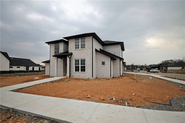 1st image of 3705 Sw Aurora Ln