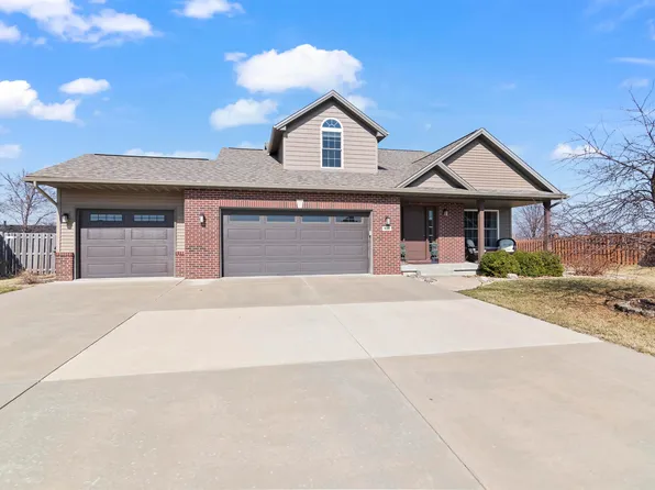 911 Cypress Dr, Chatham, IL 62629