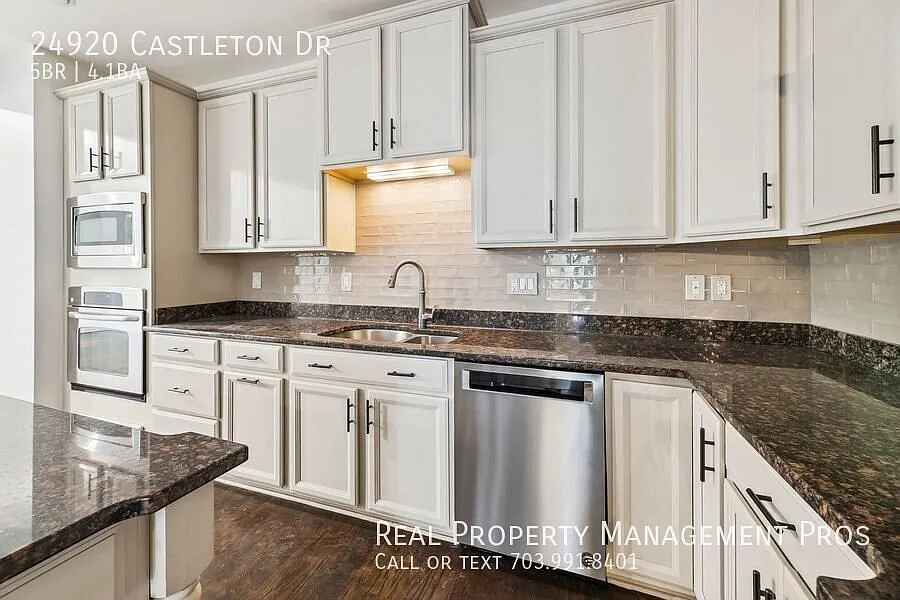 Coming Soon! Stunning 5 Bedroom 4.5 Bath Villa Style Town Home in Avonlea for rent! — Photo 2