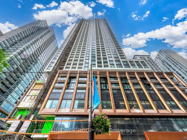 400 King St W, Toronto, ON